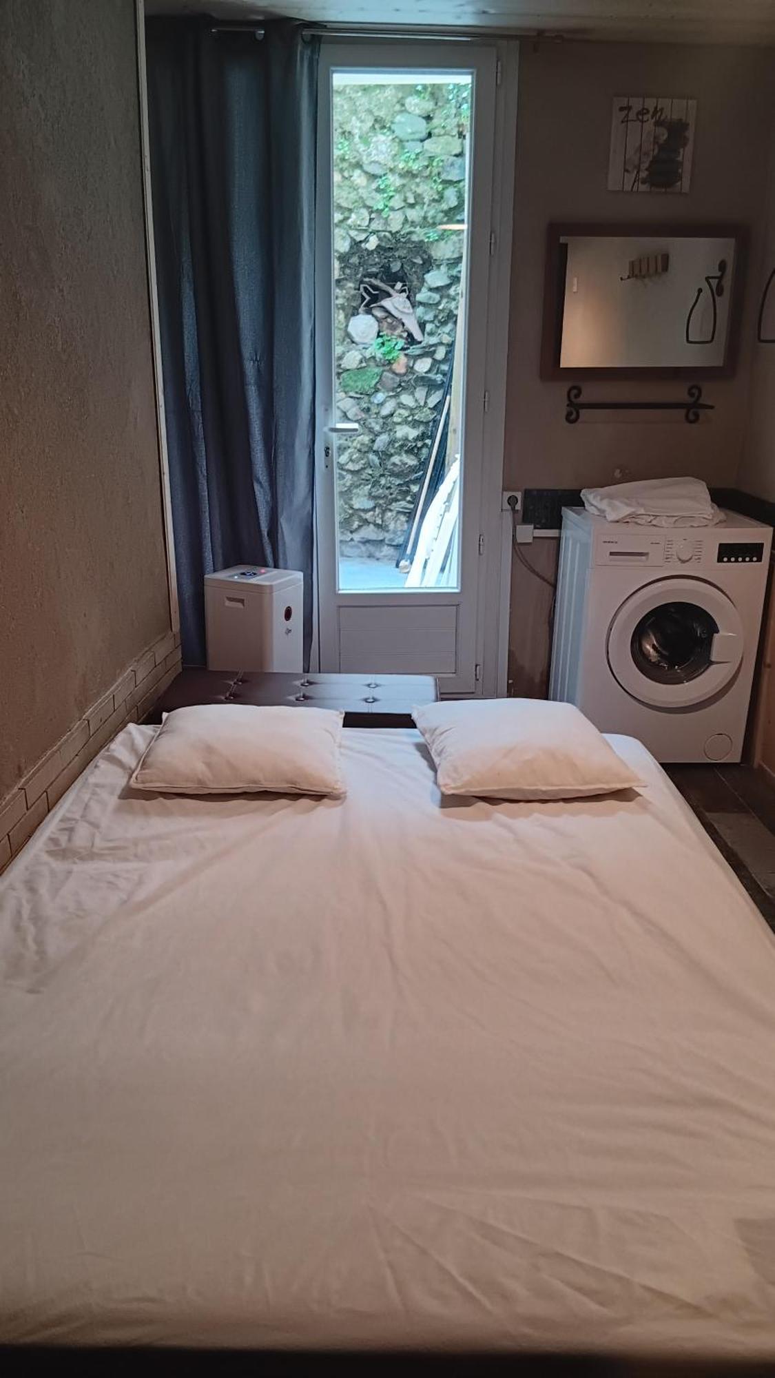 Appartement Pour 4 Personnes Dans Une Rue Tres Calme Saint-Laurent-le-Minier Exteriér fotografie