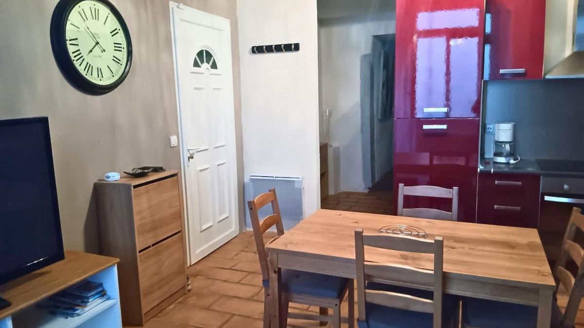 Appartement Pour 4 Personnes Dans Une Rue Tres Calme Saint-Laurent-le-Minier Exteriér fotografie